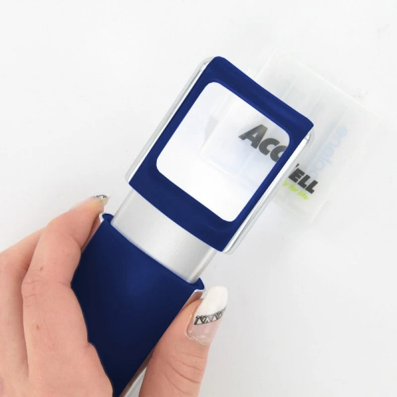 AccuCell Lupe mit LED-Beleuchtung und 3fach Vergrösserung Farbe Blau, inklusive 2 CR1130 Lithium Batterien