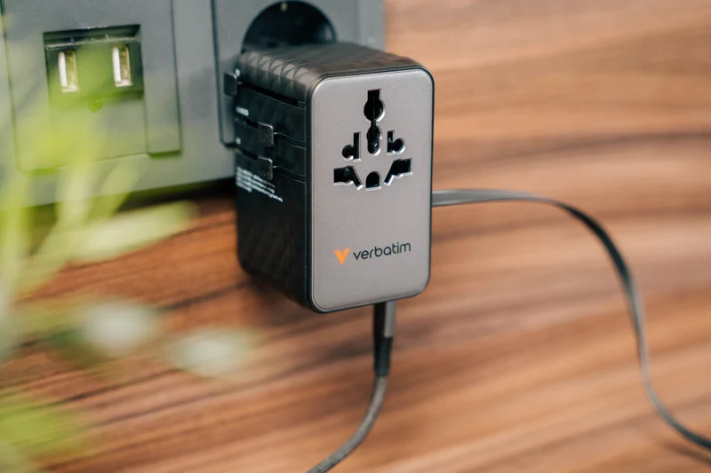 Verbatim Ladeadapter, Charge'n'Travel, GaN III, 100W, USB-C Kabel integriert 2x USB-A QC, 3x USB-C (PD), 100-250V, Retail