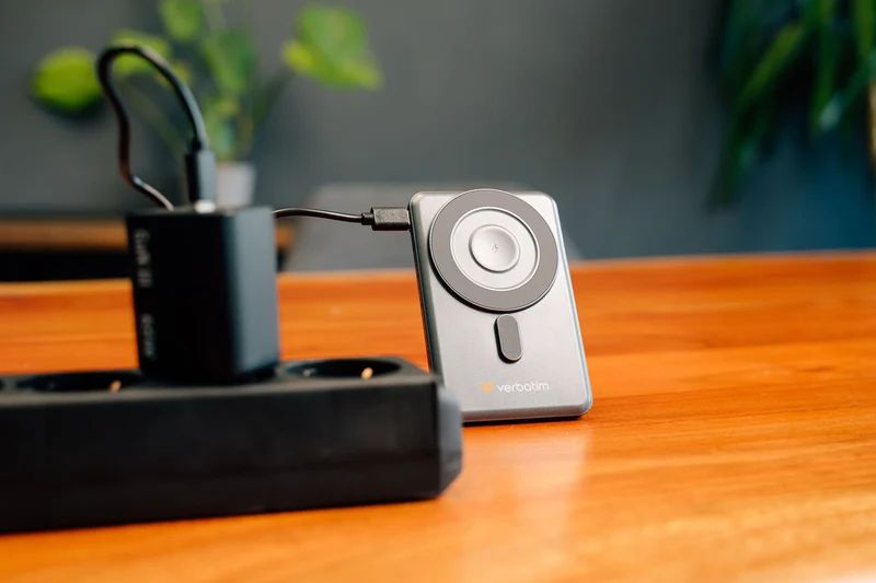 Verbatim Powerbank Charge'n'Go 2C, 5.000mAh, Klappstand, grau Magnetic Wireless, 2 integr. Kabel USB-C, Retail