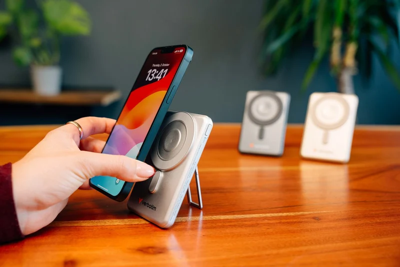 Verbatim Powerbank Charge'n'Go 2C, 5.000mAh, Klappstand, silber Magnetic Wireless, 2 integr. Kabel USB-C, Retail