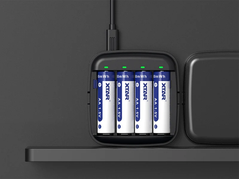 Xtar BC4 – Ladegerät + 4x AA (Mignon) LR6 1,5V Li-Ion Akkus