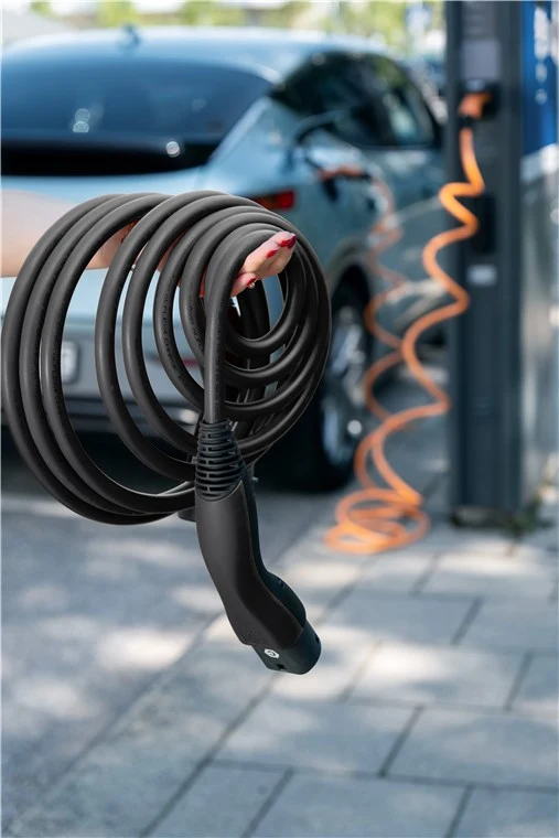 LAPP MOBILITY Selbstaufrollendes Ladekabel Typ 2, bis zu 22 kW, 7 m, schwarz - (5555934054) 32 A, 3-phasig, zum Laden von Hybrid- und Elektroautos mit Typ-2-Anschluss