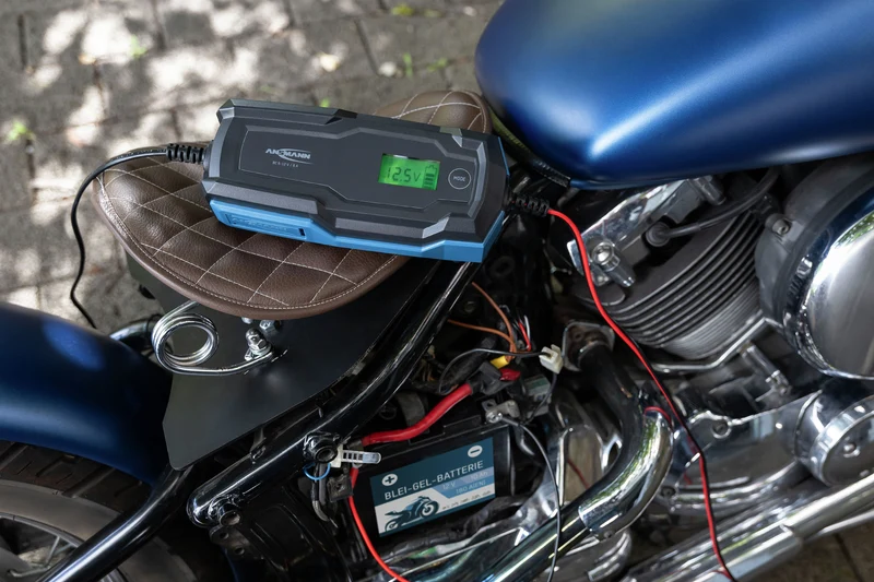 Ansmann BC 6-12V/4A 10-Stufen Kfz-Ladegerät für 6V und 12V Blei-Säure-, Blei-Gel- und Blei-Vlies-Batterien, sowie 12V LiFePO4 Batterien