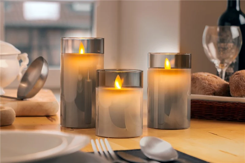 Goobay 3er-Set LED-Echtwachs-Kerzen im Glas - Wunderschöne und sichere Lichtlösung für viele Bereiche wie Haus und Loggia, Büros oder Schulen