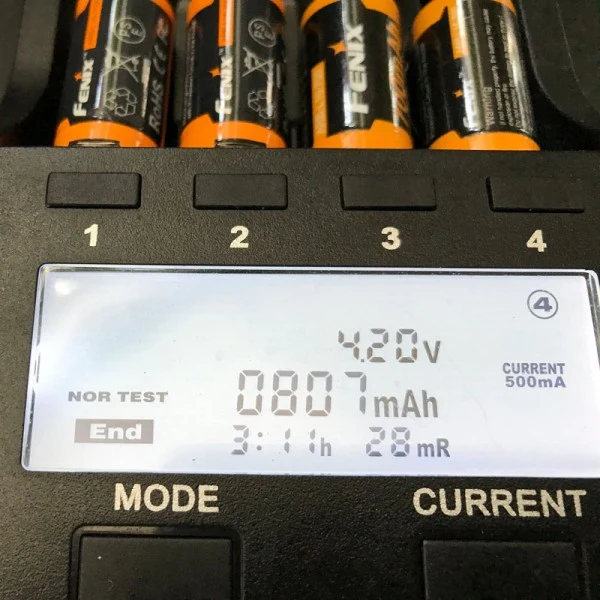 4 Stück Li-ion Akku mit 3,7 Volt, min. 700mAh, typisch 760mAh, max. 820mAh Kapazität inkl. AkkuBox ideal für Überwachungskamera Arlo und LED-Taschenlampen
