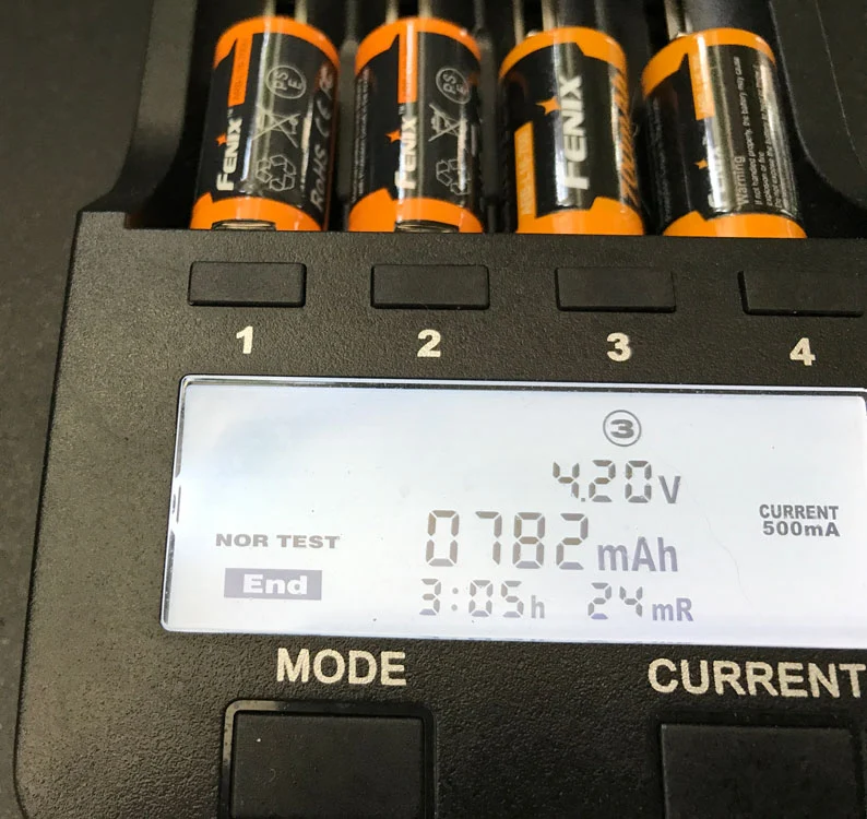 Wiederaufladbarer Arlo-Akku, 3.7 V max. 700mAh Lithium Arlo Batterien mit AccuCell Box, wiederaufladbar, passend für Netgear Arlo-Kamera VMC3030, 3230, 3330, 3430 4 Stück