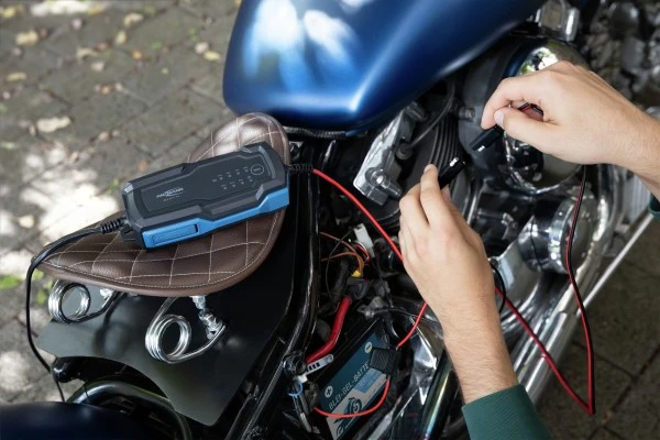 Ansmann BC 6-12V/2A 8-Stufen Kfz-Ladegerät für 6V und 12V Blei-Säure-, Blei-Gel- und Blei-Vlies-Batterien, sowie 12V LiFePO4 Batterien