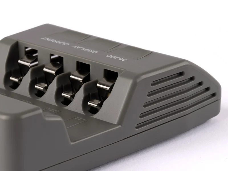 Opus BT-C700 intelligentes Ladegerät für AA/AAA, NIMH, NiCd Akkus